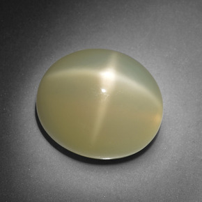 13.24カラットの天然クリームスタームーンストーン（14.9×12.7 mm・オーバルカット）