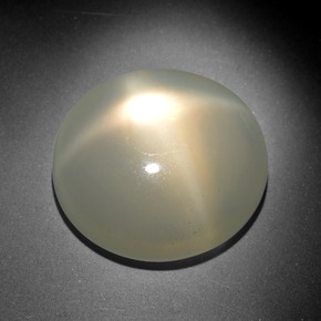 18.46カラットの天然クリームスタームーンストーン（19×17.9 mm・オーバルカット）