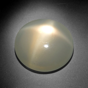 18.46カラットの天然クリームスタームーンストーン（19×17.9 mm・オーバルカット）