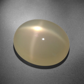 20.88カラットの天然クリームスタームーンストーン（19.1×15.5 mm・オーバルカット）