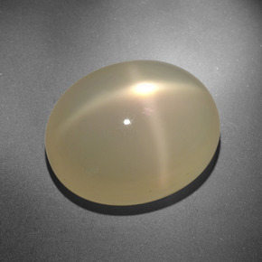 20.88カラットの天然クリームスタームーンストーン（19.1×15.5 mm・オーバルカット）