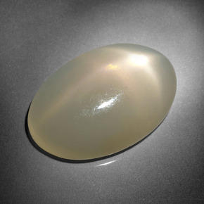 16.18カラットの天然クリームスタームーンストーン（22.1×14.8 mm・オーバルカット）