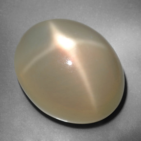 34.76カラットの天然クリームスタームーンストーン（21.7×17.5 mm・オーバルカット）