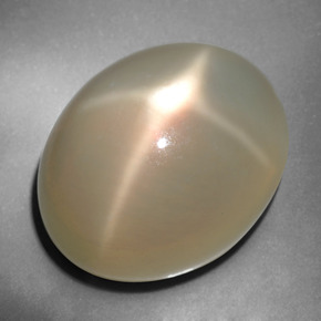 34.76カラットの天然クリームスタームーンストーン（21.7×17.5 mm・オーバルカット）