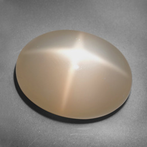 25.39カラットの天然クリームピーチスタームーンストーン（21.2×16.1 mm・オーバルカット）