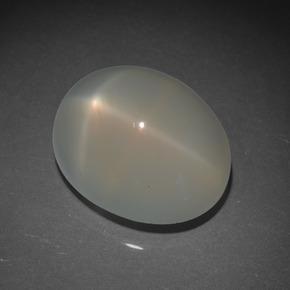 17.15カラットの天然クリームスタームーンストーン（17.1×13.7 mm・オーバルカット）