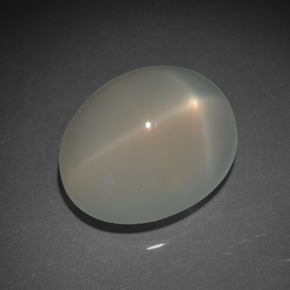 17.15カラットの天然クリームスタームーンストーン（17.1×13.7 mm・オーバルカット）