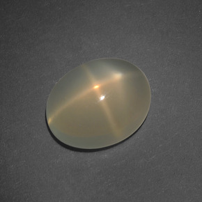 4.88カラットの天然クリームスタームーンストーン（11.8×9.6 mm・オーバルカット）