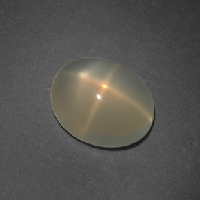 4.88カラットの天然クリームスタームーンストーン（11.8×9.6 mm・オーバルカット）