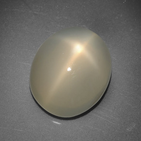5.90カラットの天然クリームスタームーンストーン（12.2×10.2 mm・オーバルカット）