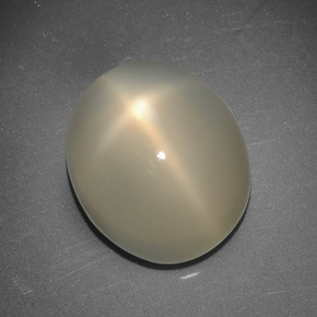 5.90カラットの天然クリームスタームーンストーン（12.2×10.2 mm・オーバルカット）