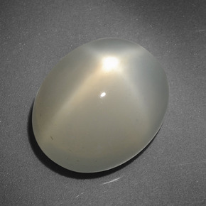 6.58カラットの天然クリームスタームーンストーン（13×10.5 mm・オーバルカット）
