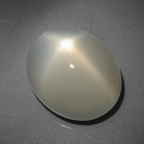 6.58カラットの天然クリームスタームーンストーン（13×10.5 mm・オーバルカット）