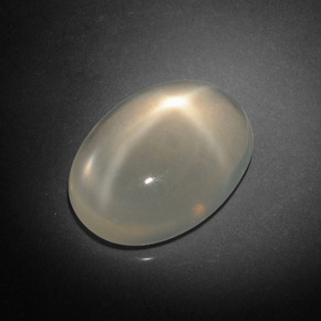 8.17カラットの天然クリームスタームーンストーン（16.8×12.3 mm・オーバルカット）