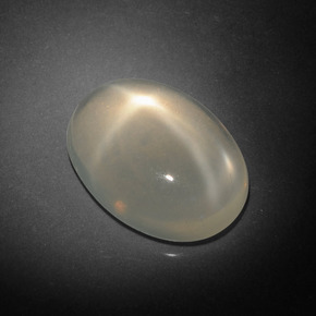 8.17カラットの天然クリームスタームーンストーン（16.8×12.3 mm・オーバルカット）