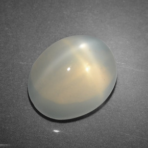 4.02カラットの天然クリームスタームーンストーン（10.2×8.2 mm・オーバルカット）