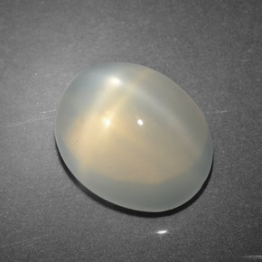 4.02カラットの天然クリームスタームーンストーン（10.2×8.2 mm・オーバルカット）