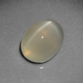2.87カラットの天然クリームスタームーンストーン（9.2×7.2 mm・オーバルカット）