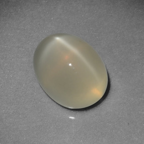 2.87カラットの天然クリームスタームーンストーン（9.2×7.2 mm・オーバルカット）