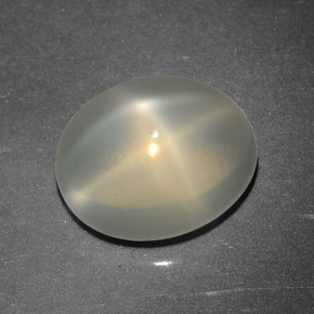 3.76カラットの天然クリームスタームーンストーン（10.2×8.2 mm・オーバルカット）