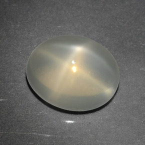 3.76カラットの天然クリームスタームーンストーン（10.2×8.2 mm・オーバルカット）