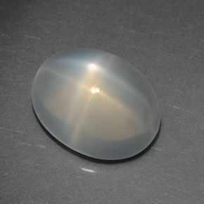 2.55カラットの天然ミルキーホワイトスタームーンストーン（9.3×7.2 mm・オーバルカット）