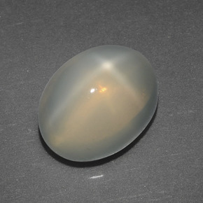 2.72カラットの天然クリームスタームーンストーン（9.3×7.2 mm・オーバルカット）