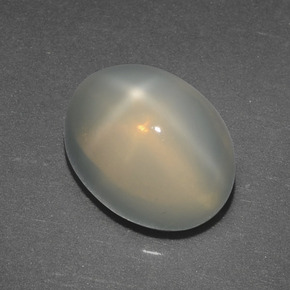 2.72カラットの天然クリームスタームーンストーン（9.3×7.2 mm・オーバルカット）