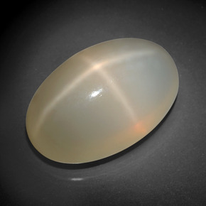 33.90カラットの天然クリームスタームーンストーン（24.9×16 mm・オーバルカット）