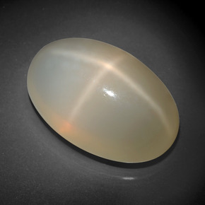 33.90カラットの天然クリームスタームーンストーン（24.9×16 mm・オーバルカット）
