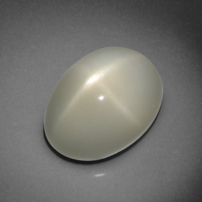 10.16カラットの天然クリームスタームーンストーン（14.8×11.2 mm・オーバルカット）