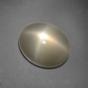 6.62カラットの天然クリームスタームーンストーン（13×10.7 mm・オーバルカット）