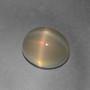 4.97カラットの天然クリームスタームーンストーン（11×8.9 mm・オーバルカット）