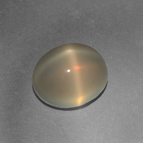 4.97カラットの天然クリームスタームーンストーン（11×8.9 mm・オーバルカット）