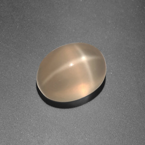 3.33カラットの天然クリームピーチスタームーンストーン（9.2×7.1 mm・オーバルカット）