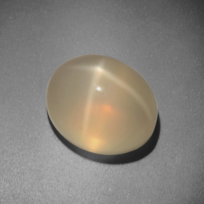 5.51カラットの天然クリームスタームーンストーン（11.2×9.1 mm・オーバルカット）