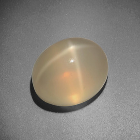 5.51カラットの天然クリームスタームーンストーン（11.2×9.1 mm・オーバルカット）