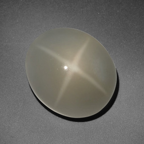 9.94カラットの天然クリームスタームーンストーン（14.2×12.1 mm・オーバルカット）