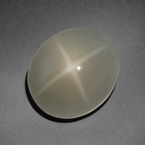9.94カラットの天然クリームスタームーンストーン（14.2×12.1 mm・オーバルカット）