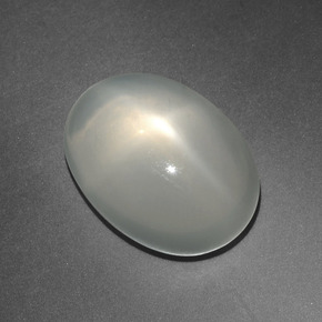 12.21カラットの天然クリームスタームーンストーン（16.5×12.1 mm・オーバルカット）