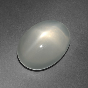 12.21カラットの天然クリームスタームーンストーン（16.5×12.1 mm・オーバルカット）