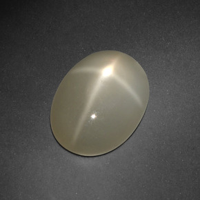 6.69カラットの天然クリームスタームーンストーン（15×11.1 mm・オーバルカット）
