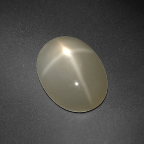 6.69カラットの天然クリームスタームーンストーン（15×11.1 mm・オーバルカット）