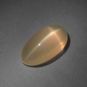 4.71カラットの天然クリームスタームーンストーン（13.1×7.2 mm・オーバルカット）