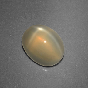 2.74カラットの天然クリームスタームーンストーン（9.2×7.2 mm・オーバルカット）