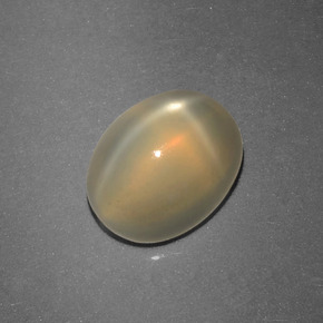 2.74カラットの天然クリームスタームーンストーン（9.2×7.2 mm・オーバルカット）