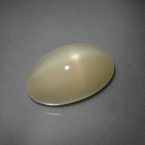 5.25カラットの天然薄いゴールドスタームーンストーン、オーバルカット、半透明