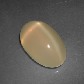 4.95カラットの天然タンジェリンスタームーンストーン（13.1×8.2 mm・オーバルカット）