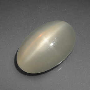 7.36カラットの天然クリームスタームーンストーン（16.5×10.5 mm・オーバルカット）