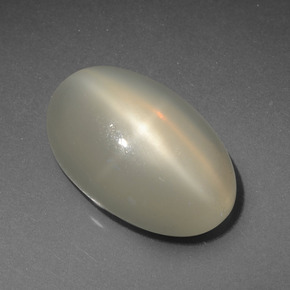 7.36カラットの天然クリームスタームーンストーン（16.5×10.5 mm・オーバルカット）